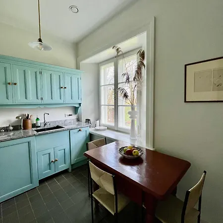 Apartament, Dwor *